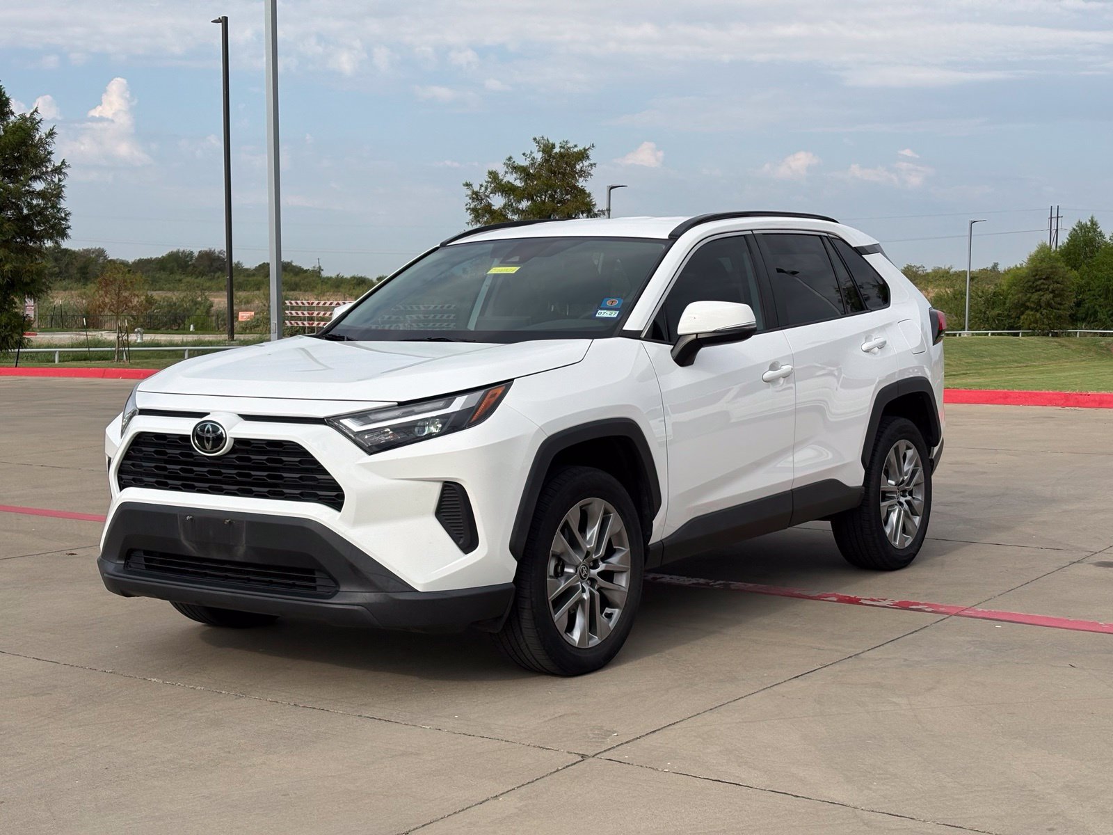 Used 2022 Toyota RAV4 XLE FWD image 3