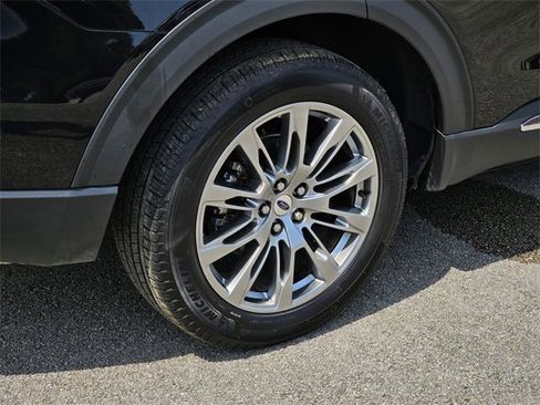 Used 2025 Ford Explorer Active w/ Active Comfort Package image 7