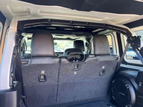 Used 2018 Jeep Wrangler Unlimited Sahara w/ Quick Order Package 24M Moab AWD/4WD image 24