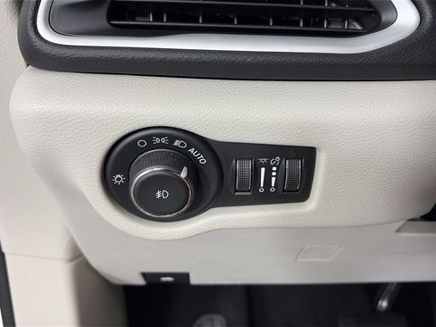 Used 2024 Chrysler Pacifica Touring-L image 26