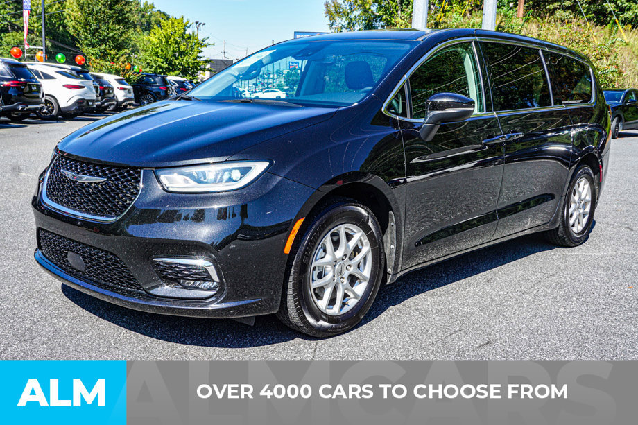 Used 2023 Chrysler Pacifica Touring-L FWD image 2