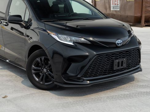 Used 2025 Toyota Sienna XSE AWD/4WD image 3