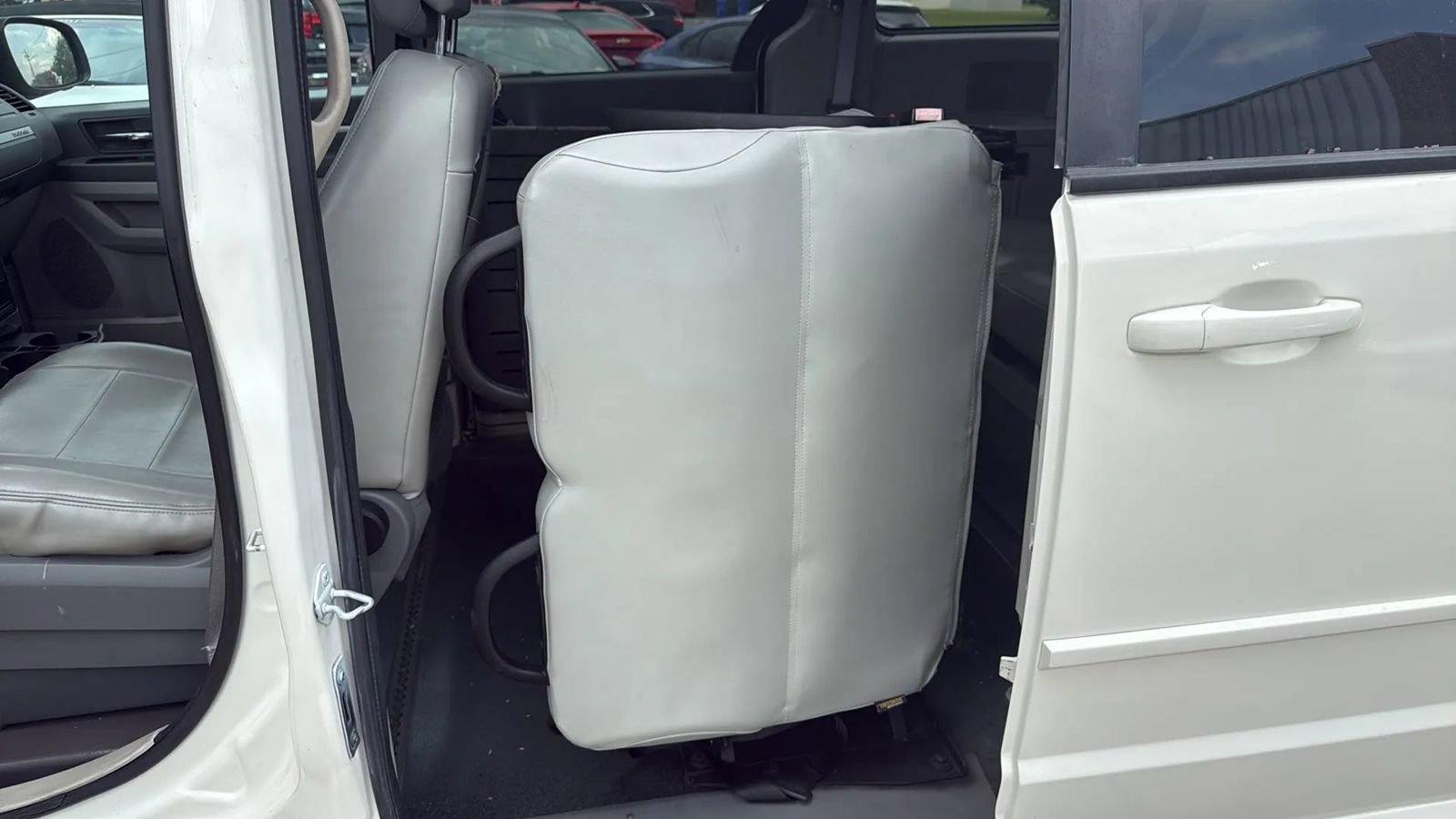 Used 2010 Dodge Grand Caravan SE w/ Climate Group FWD image 10