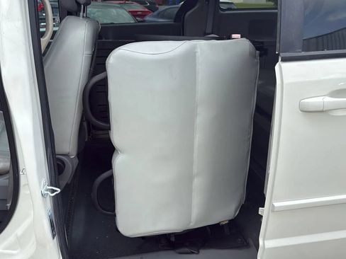 Used 2010 Dodge Grand Caravan SE w/ Climate Group FWD image 10