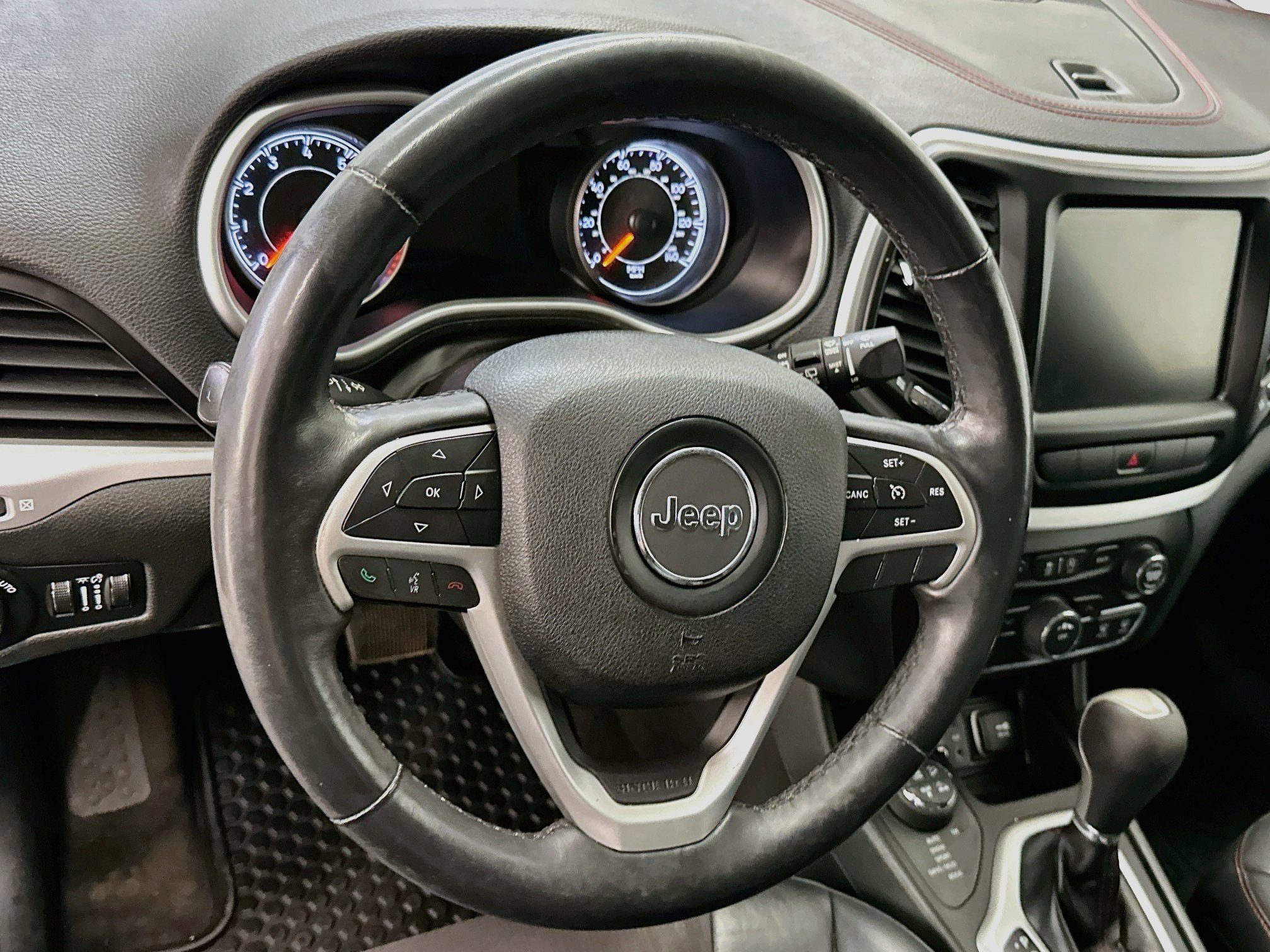 Used 2015 Jeep Cherokee Trailhawk w/ Cold Weather Group AWD/4WD image 18
