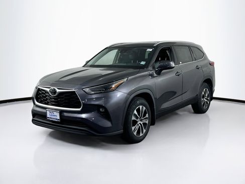 Used 2022 Toyota Highlander XLE image 1