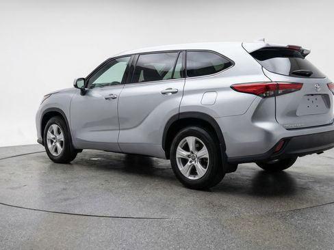 Used 2025 Toyota Highlander LE FWD image 6