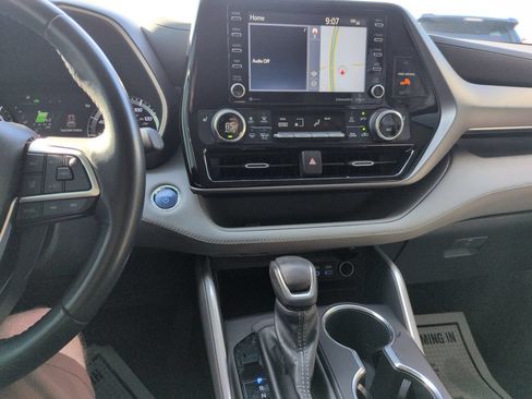 Used 2022 Toyota Highlander XLE FWD image 17