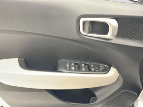 Used 2025 Hyundai Venue SEL FWD image 13