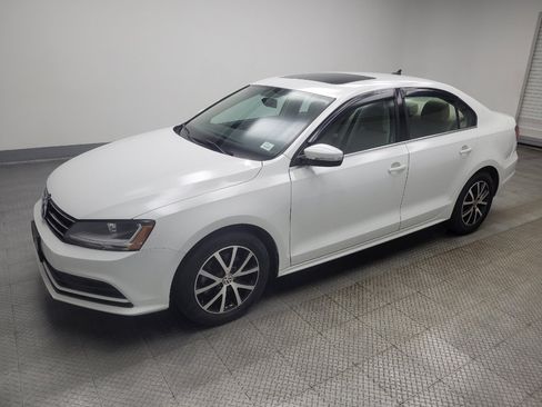 Used 2017 Volkswagen Jetta SE FWD image 2