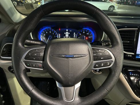 Used 2021 Chrysler Pacifica Touring image 14