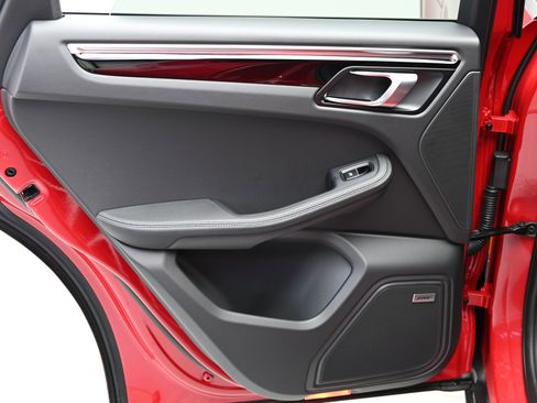 Used 2025 Porsche Macan image 32