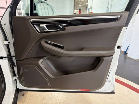 Used 2018 Porsche Macan AWD/4WD image 27
