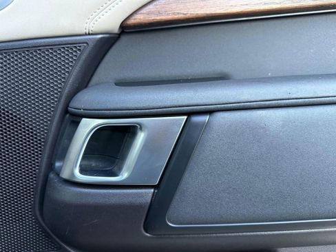 Used 2017 Land Rover Discovery HSE image 50