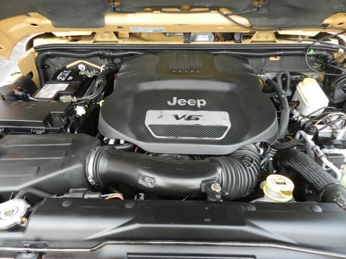 Used 2014 Jeep Wrangler Unlimited Sahara image 20