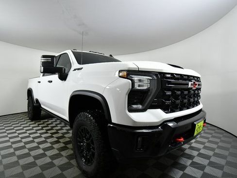 Used 2025 Chevrolet Silverado 2500 ZR2 w/ Technology Package image 8