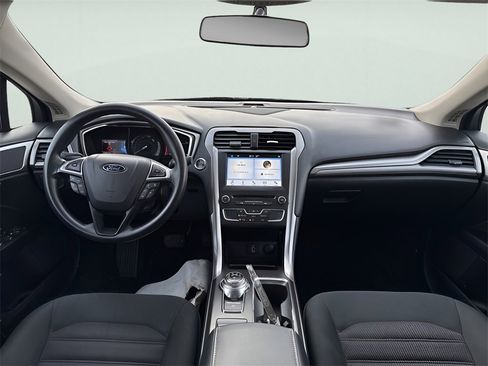 Used 2017 Ford Fusion SE w/ Fusion SE Technology Package image 12