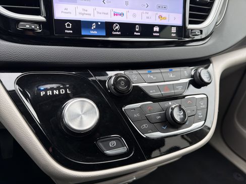 Used 2024 Chrysler Pacifica Touring-L image 21