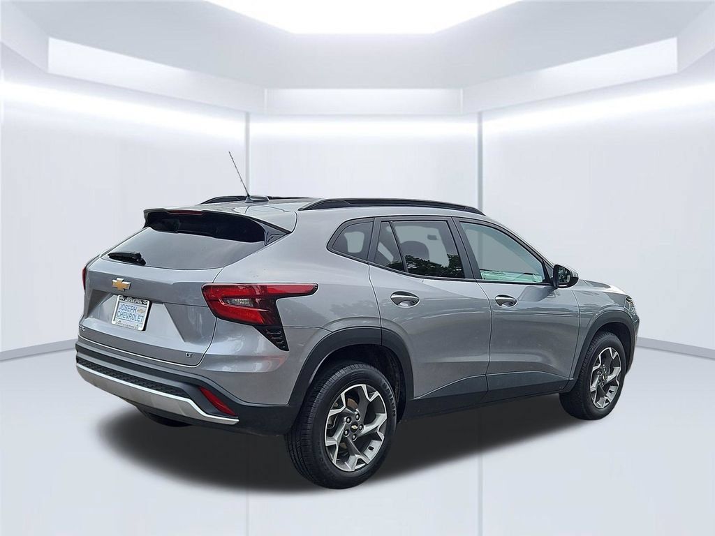 Used 2025 Chevrolet Trax LT FWD image 5