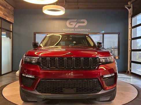 Used 2023 Jeep Grand Cherokee Limited w/ Black Appearance Package AWD/4WD image 8