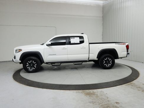 Used 2017 Toyota Tacoma TRD Off-Road AWD/4WD image 5