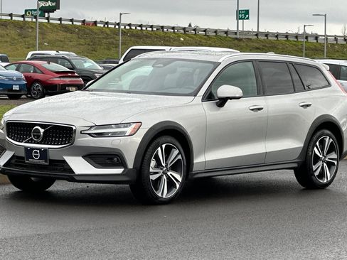 Used 2025 Volvo V60 B5 Cross Country Plus image 7