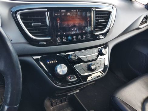 Certified 2018 Chrysler Pacifica Touring-L Plus w/ S Appearance Package image 16