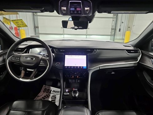 Used 2025 Jeep Grand Cherokee L Limited w/ Luxury Tech Group II AWD/4WD image 8