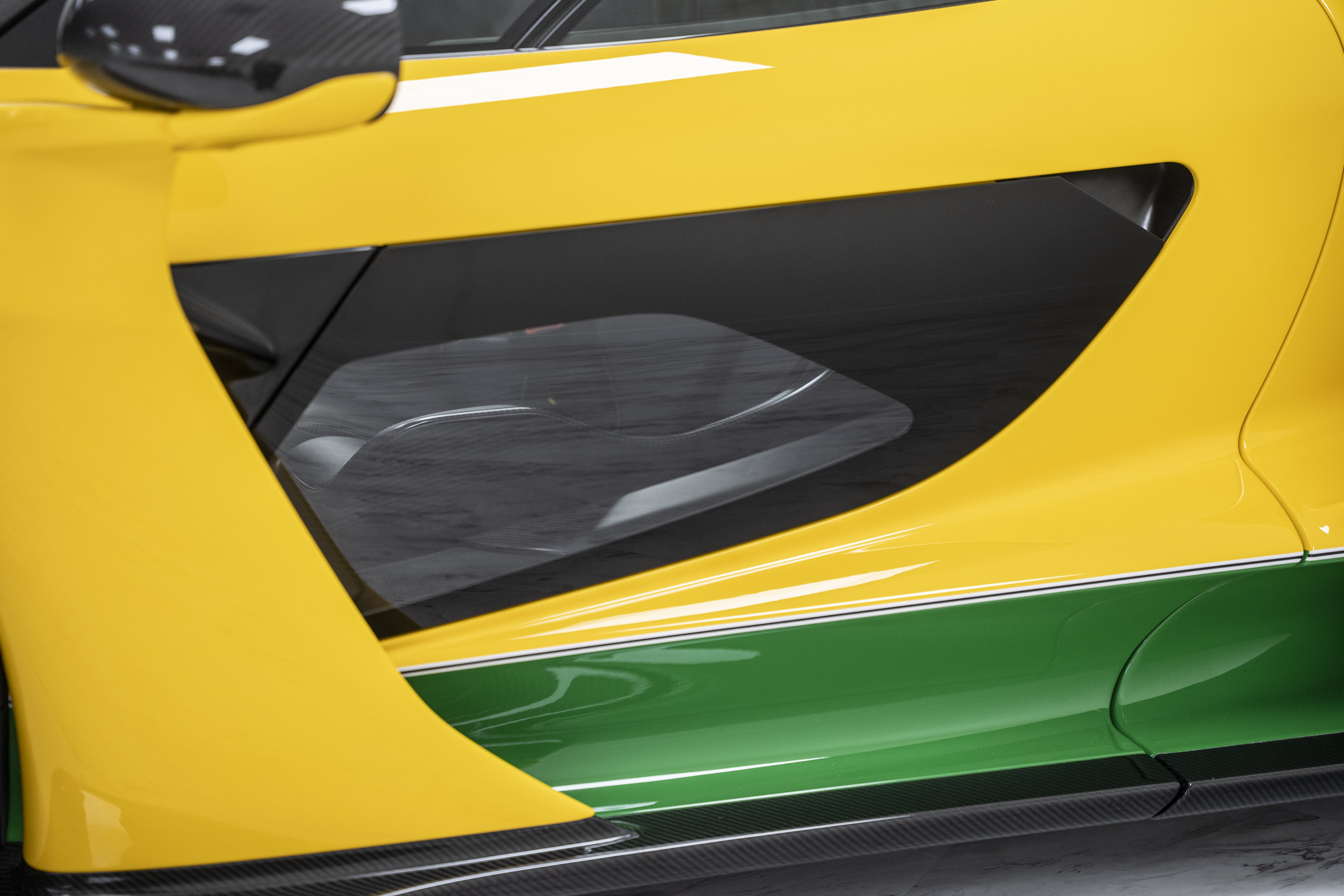 Used 2019 McLaren Senna RWD image 12