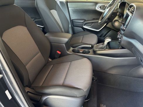 Used 2025 Kia Soul LX w/ LX Technology Package FWD image 34