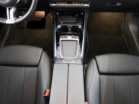 Used 2025 Mercedes-Benz GLA 250 image 24