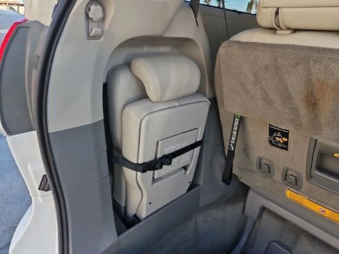 Used 2011 Toyota Sienna XLE image 26