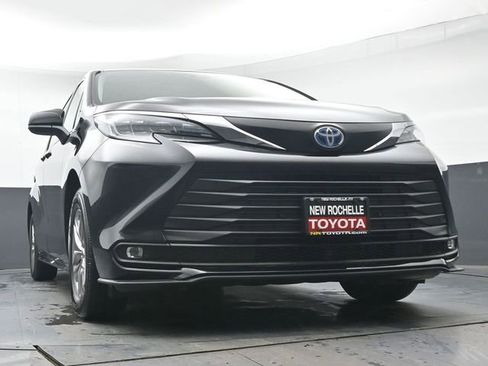 Certified 2025 Toyota Sienna XLE image 45