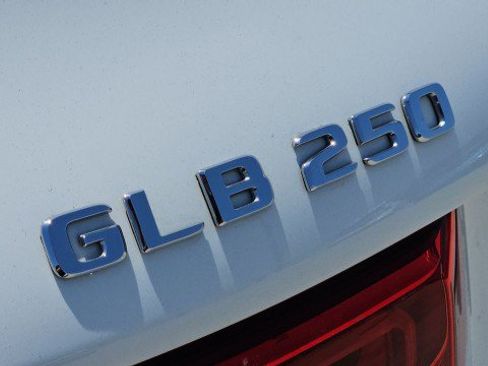 Used 2023 Mercedes-Benz GLB 250 image 32
