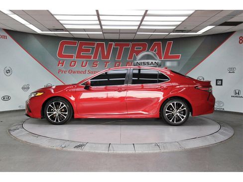 Used 2019 Toyota Camry SE image 3