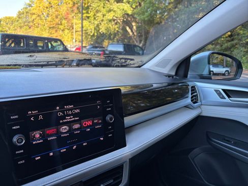 Used 2025 Volkswagen Taos SE image 35