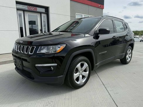 Used 2018 Jeep Compass Latitude w/ Cold Weather Group AWD/4WD image 2