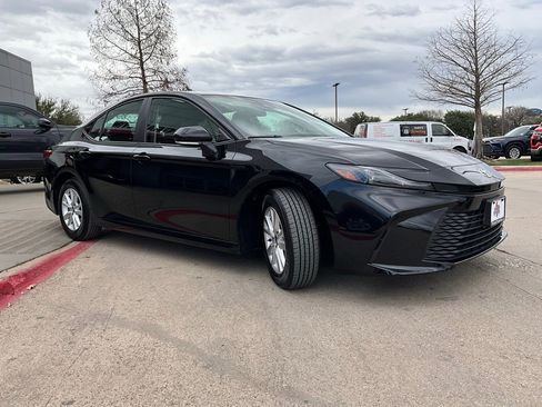 Used 2025 Toyota Camry LE image 5