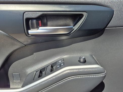 Used 2022 Toyota Highlander XLE AWD/4WD image 8