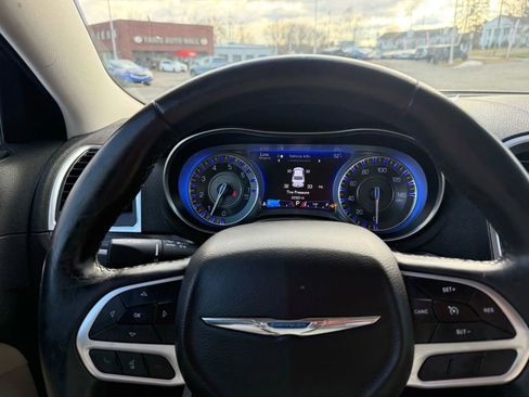Used 2018 Chrysler 300 Touring L image 31
