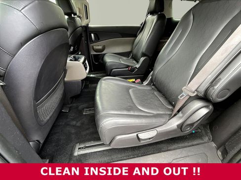 Used 2025 Kia Carnival EX FWD image 19