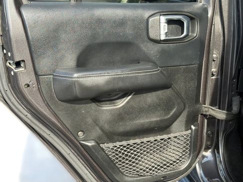 Used 2018 Jeep Wrangler Unlimited Sahara image 13