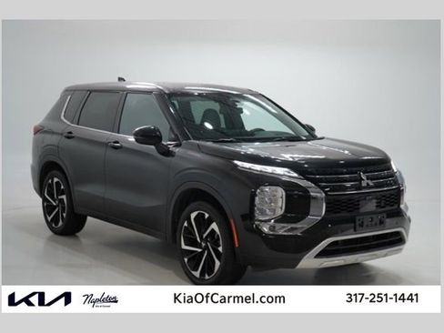 Used 2024 Mitsubishi Outlander SE image 1