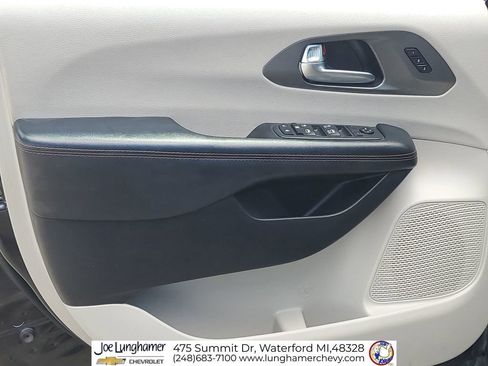 Used 2020 Chrysler Pacifica Touring-L FWD image 21