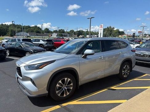 Used 2022 Toyota Highlander XLE AWD/4WD image 2