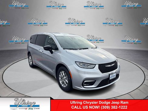 New 2026 Chrysler Pacifica Select image 1
