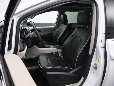 Used 2023 Chrysler Pacifica Limited FWD image 24