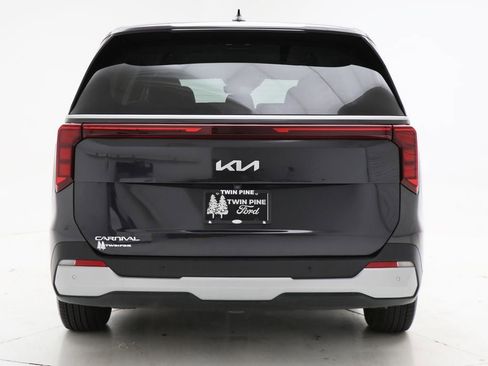 Used 2025 Kia Carnival FWD image 7