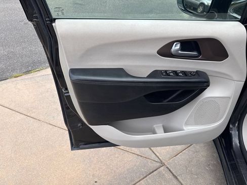 Used 2018 Chrysler Pacifica Touring Plus FWD image 24