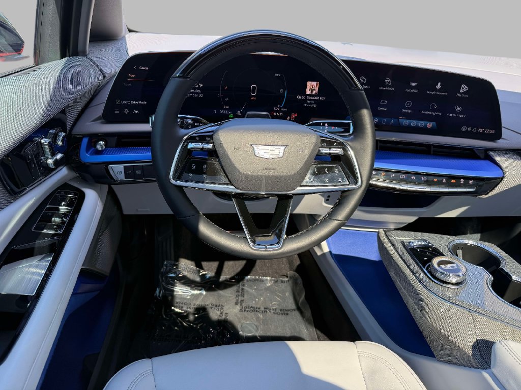 Used 2025 Cadillac Optiq Sport 1 w/ LPO, ONYX Package AWD/4WD image 4